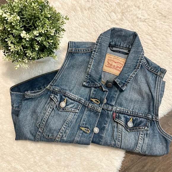 Levi’s Denim Vest 💙 - Picture 2 of 4